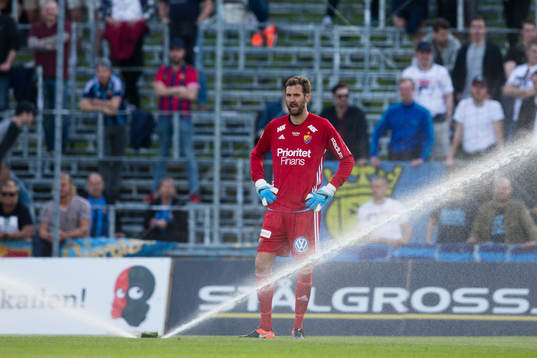 Matchen avbryts när en sprinkler går igång framför