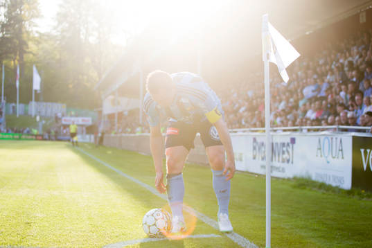 Djurgårdens Kim Källström lägger upp bollen vid