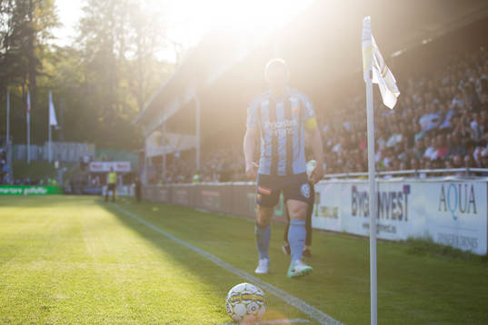 Djurgårdens Kim Källström lägger upp bollen vid