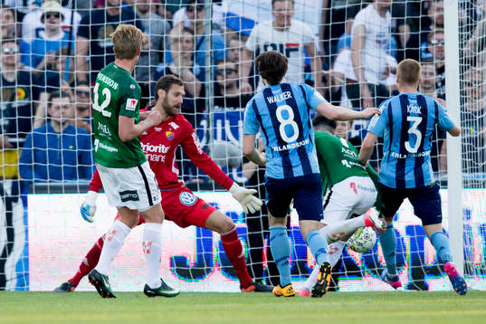 Jönköpings Dzenis Kozica gör mål till 1-0
