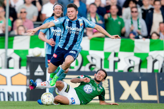 Djurgårdens Kerim Mrabti tacklas av Jönköpings Robert