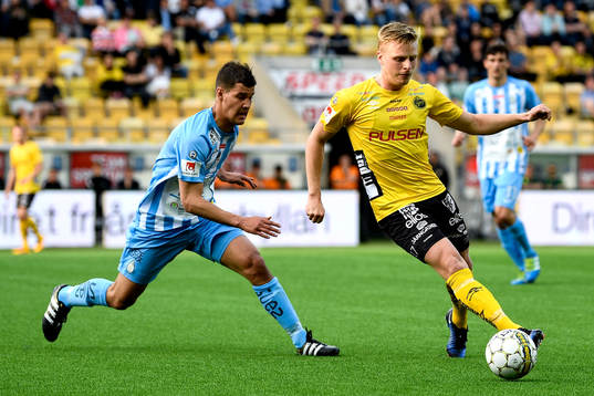 Elfsborgs Per Frick och AFC Eskilstunas Bun-Dawda Sowe
