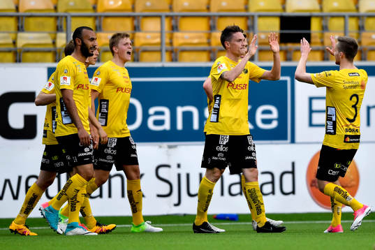 Elfsborgs Lasse Nilsson jublar med lagkamrater