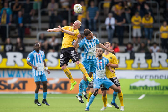 Elfsborgs Simon Lundevall och AFC Eskilstunas Mauricio