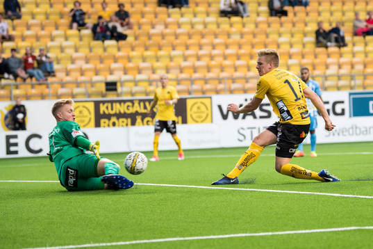 Elfsborgs Per Frick i friläge som räddas av AFC