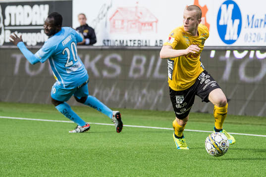 Elfsborgs Daniel Gustavsson och AFC Eskilstunas Emmanuel