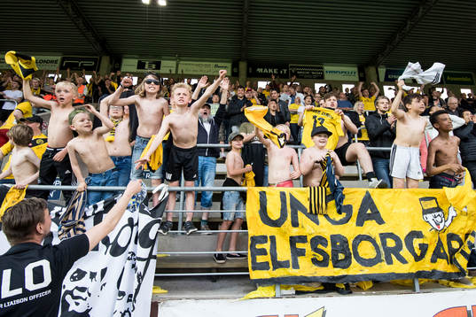 Elfsborgs unga supportrar jublar