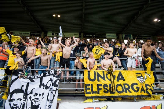 Elfsborgs unga supportrar jublar
