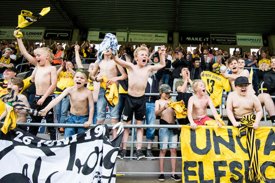 Elfsborgs unga supportrar jublar