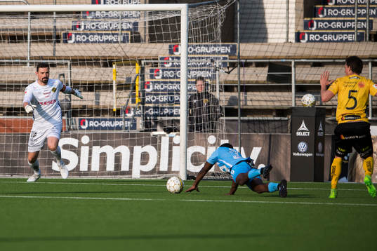 AFC Eskilstunas Buya Turay fälls av Elfsborgs Jörgen Horn