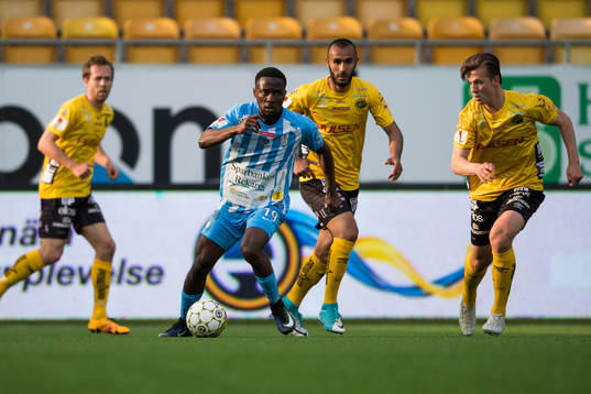 AFC Eskilstunas Buya Turay och Elfsborgs Simon Olsson