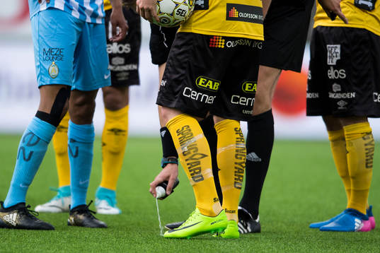 Domaren markerar med spray
