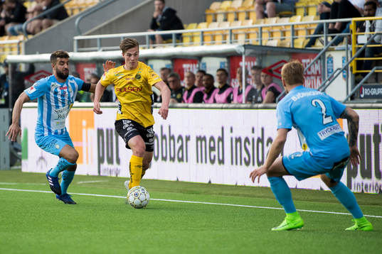 Elfsborgs Simon Olsson och AFC Eskilstunas Omar Eddahri