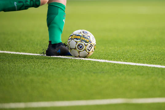 AFC Eskilstunas målvakt skjuter ut bollen