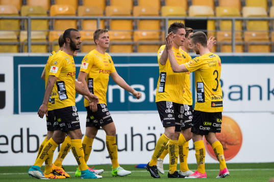 Elfsborgs Lasse Nilsson jublar med lagkamraterna
