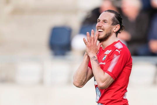 Östers David Johannesson reagerar mot domaren