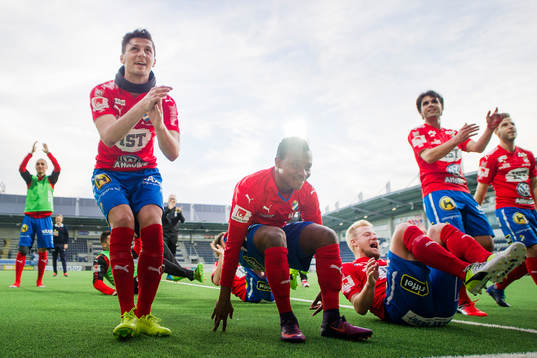 Östers spelare jublar