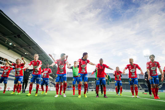 Östers spelare jublar