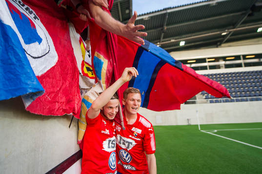 Östers Robin Östlind (tv) gör 0-3 och jublar med Fritiof