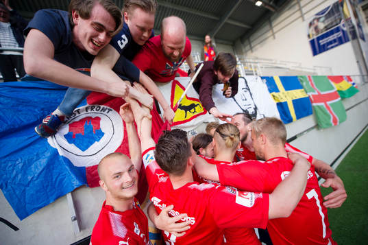 Östers spelare jublar med publiken