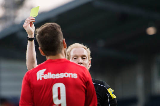 Domare Per Melin delar ut ett gult kort till Östers Admir