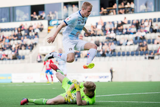 Gefles målvakt Viktor Frodig med en räddning samtidigt