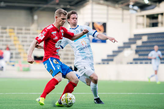 Östers Fritiof Björkén tar sig förbi Gefles Anton Lans