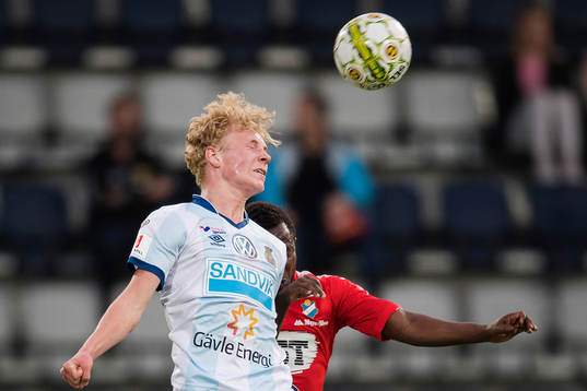 Gefles Adam Bergmark Wiberg i en nickduell med Östers