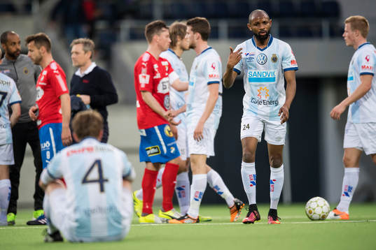 Gefles René Makondele Muzola signalerar åt Anton Lans att