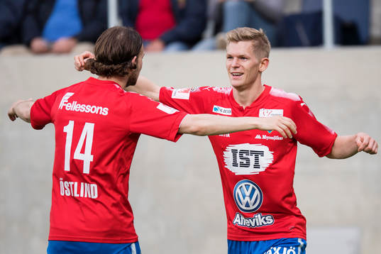 Östers Fritiof Björkén (th) gör 0-1 och jublar med