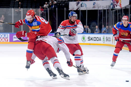 Rysslands Nikita Kucherov tacklas av Tjeckiens Jakub Jerabek