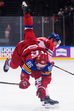 Rysslands Nikita Kucherov tacklas av Tjeckiens Jakub Jerabek