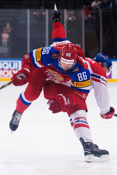 Rysslands Nikita Kucherov tacklas av Tjeckiens Jakub Jerabek