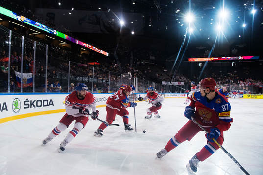 Tjeckiens Robin Hanzl och Radko Gudas utmanas av Rysslands
