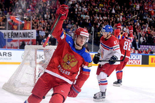 Rysslands Artemi Panarin och Nikita Kucherov jublar