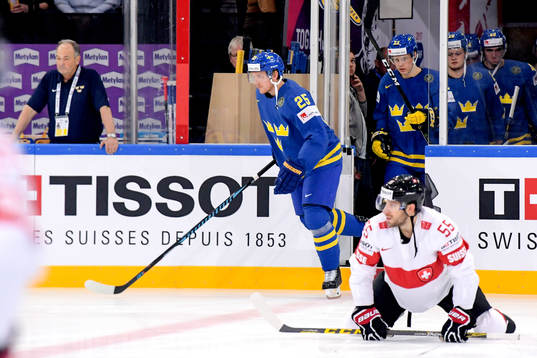 Sveriges Jonas Brodin och Joel Eriksson Ek kommer in till