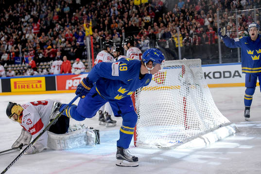Sveriges Nicklas Bäckström och William Nylander jublar
