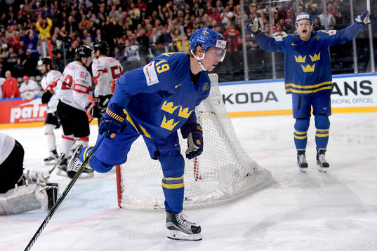 Sveriges Nicklas Bäckström och William Nylander jublar