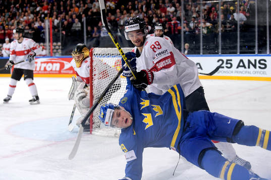 Sveriges William Nylander stopps av Schweiz Cody Almond
