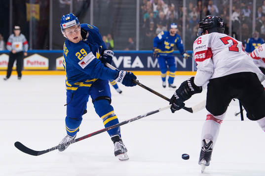 Sveriges William Nylander skjuter ett skott