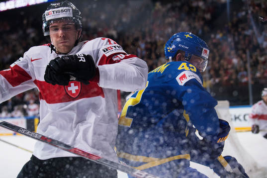 Schweiz Joel Genazzi i en närkamp med Sveriges Joakim