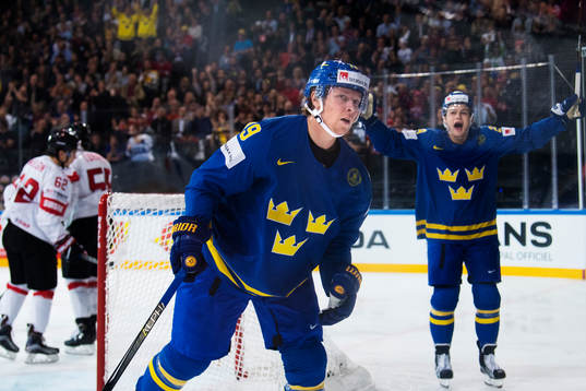Sveriges Nicklas Bäckström och William Nylander jublar