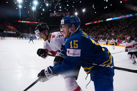 Schweiz Dean Kukan och Sveriges Oscar Lindberg