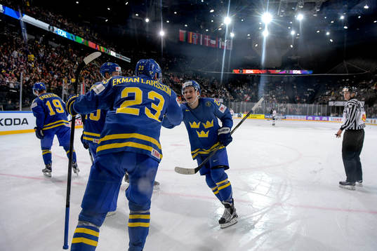 Sveriges William Nylander jublar med lagkamrater