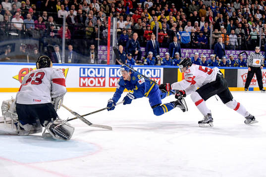 Sveriges William Nylander fälls av Schweiz Christian Marti