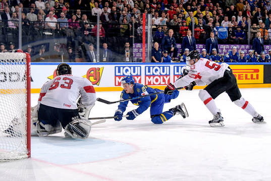 Sveriges William Nylander fälls av Schweiz Christian Marti