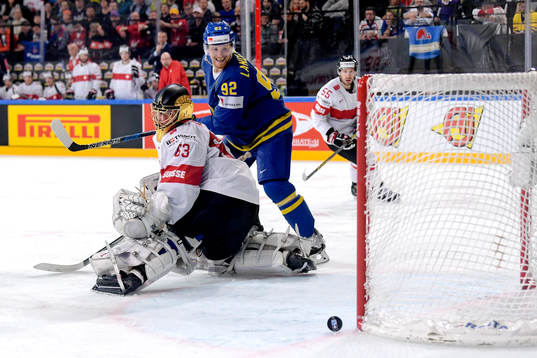 Sveriges Gabriel Landeskog ser pucken gå i stolpen bakom