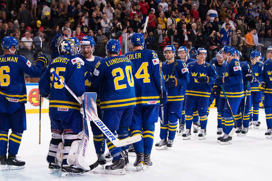 Sveriges spelare kramar om målvakt Henrik Lundqvist och