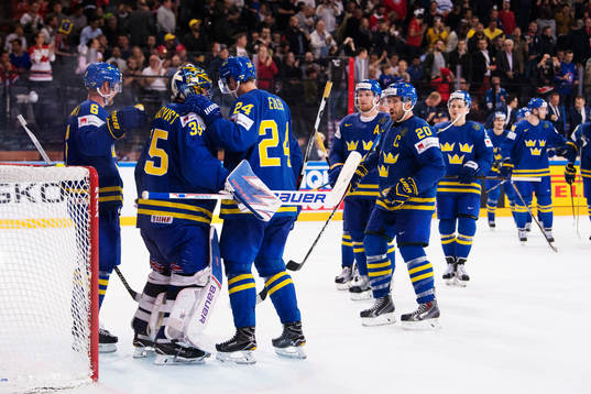 Sveriges spelare kramar om målvakt Henrik Lundqvist och
