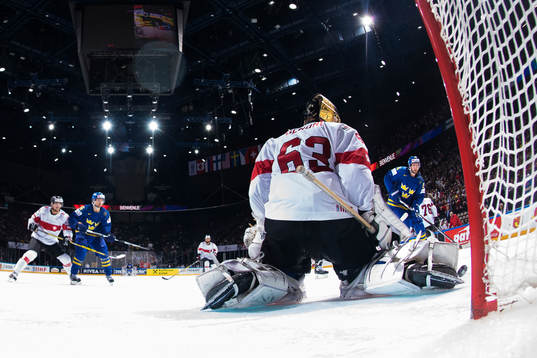 Sveriges Alexander Edler (t h) skjuter in 1-3 bakom Schweiz